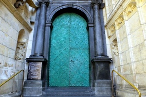 katedra wawelska, główny portal i drzwi - jeden z symboli krakowa